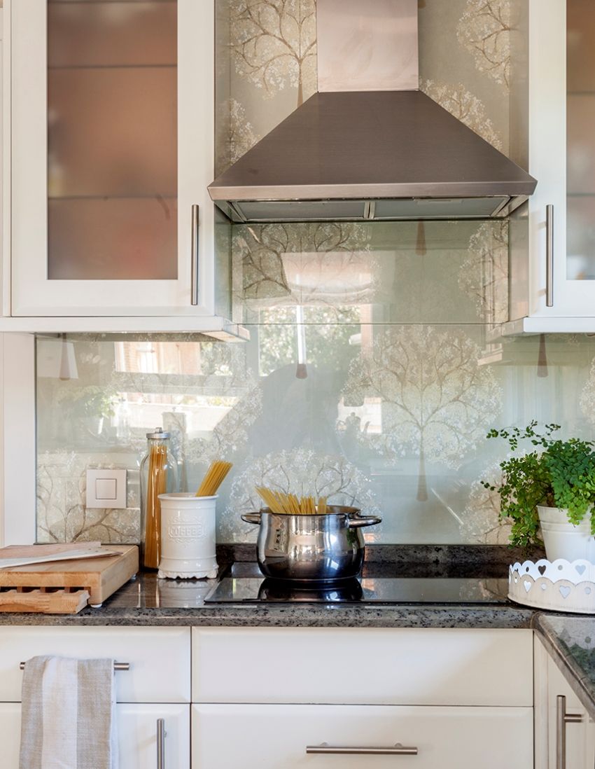 Grembiule per la cucina del vetro: come scegliere e installare il pannello