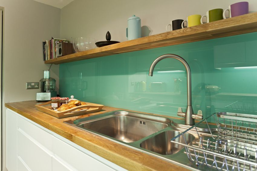 Grembiule per la cucina del vetro: come scegliere e installare il pannello