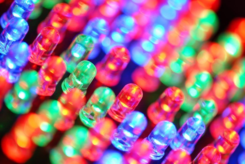 Caratteristiche del LED: consumo di corrente, tensione, potenza e potenza luminosa