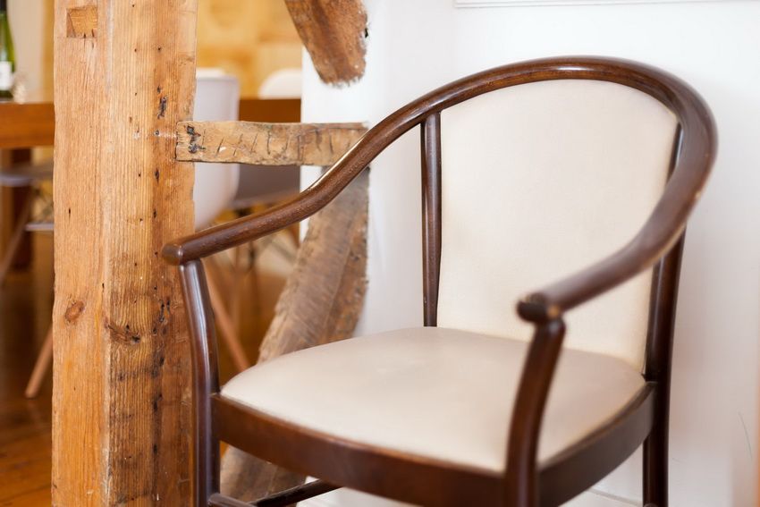 Sedie in legno: dettaglio interno confortevole, affidabile e originale