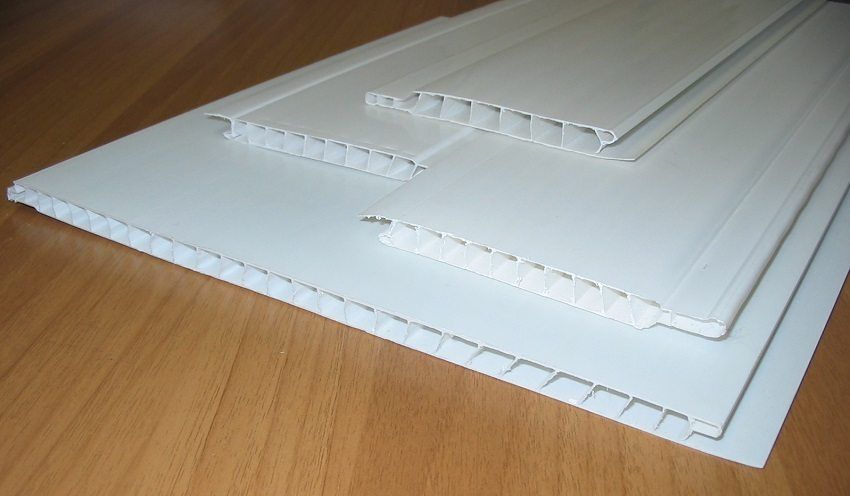 Pannelli di plastica per il soffitto: installazione fai-da-te