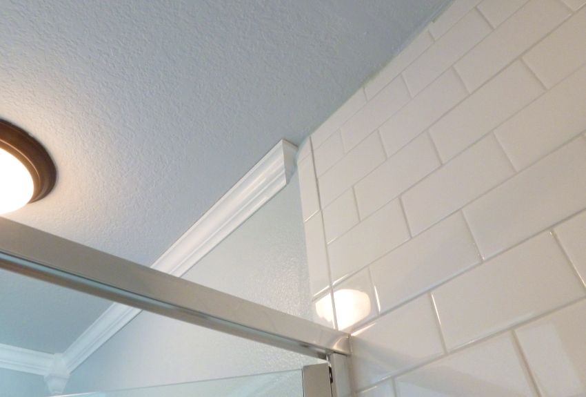Battiscopa del bagno: una panoramica dei modelli per pavimento e soffitto
