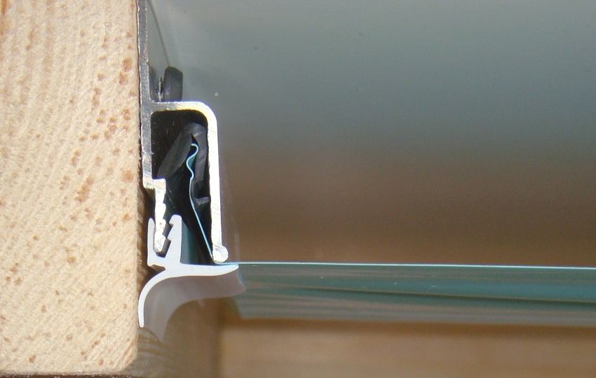 Battiscopa in poliuretano per soffitto: pratica e decorativa cornice
