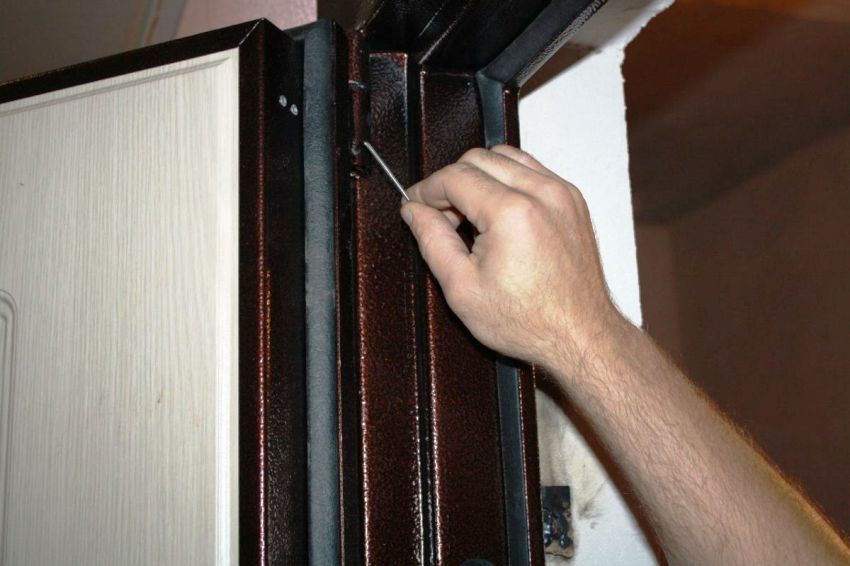 Riparare le porte d'ingresso in metallo: come riparare la tela