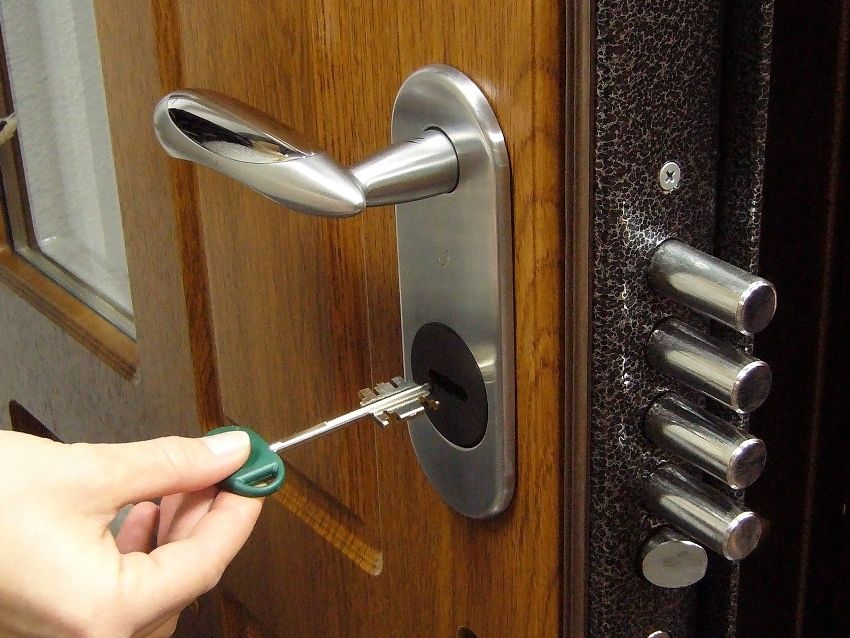 Riparare le porte d'ingresso in metallo: come riparare la tela