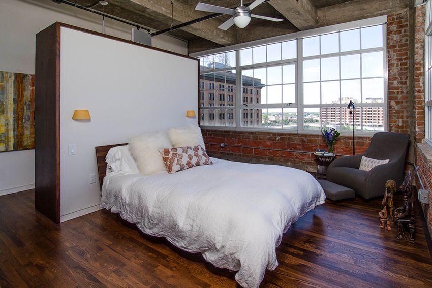 Camera da letto in stile loft: camera elegante, spaziosa e insolita