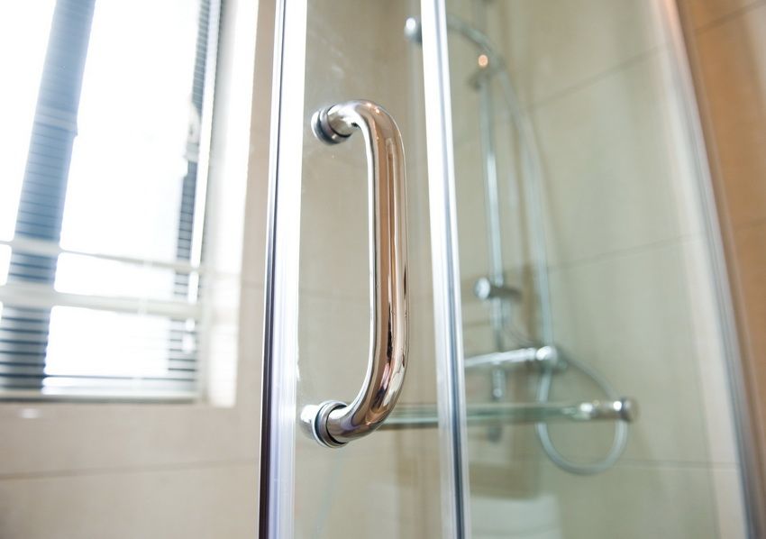 Paravento in vetro: design del bagno bello e funzionale
