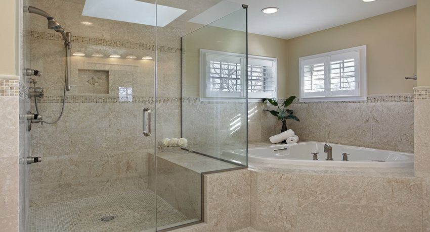 Paravento in vetro: design del bagno bello e funzionale