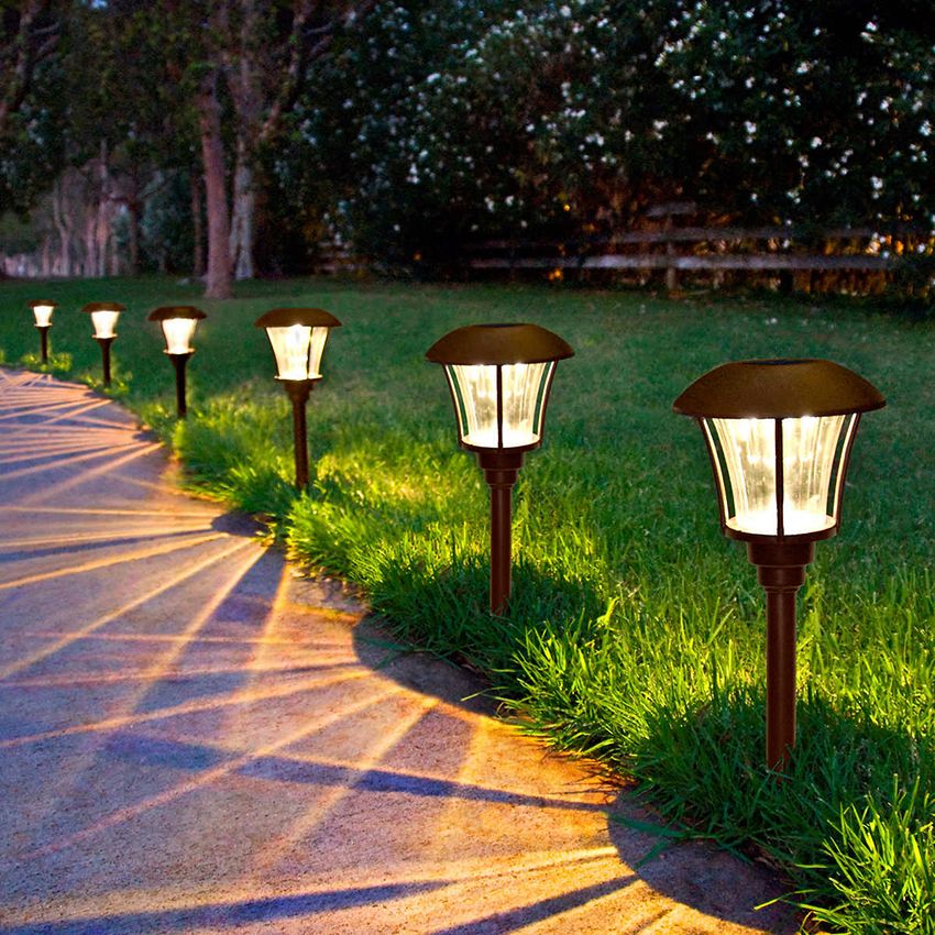 Lampade solari per l'illuminazione autonoma del giardino e della trama