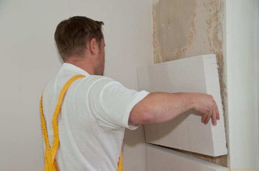 Riscaldando le pareti con schiuma di plastica con le proprie mani: istruzioni passo passo
