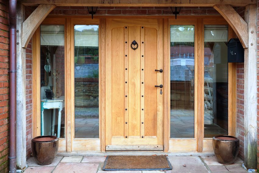 Porta in legno d'ingresso per una casa e un appartamento privati: affidabilità e design
