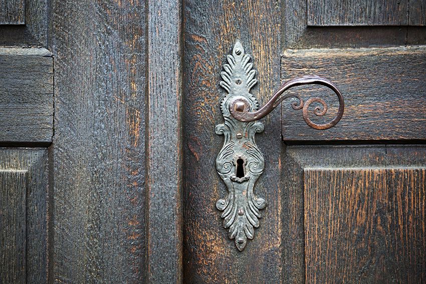 Serratura da infilare per porte in legno: protezione affidabile dall'appartamento da rottura