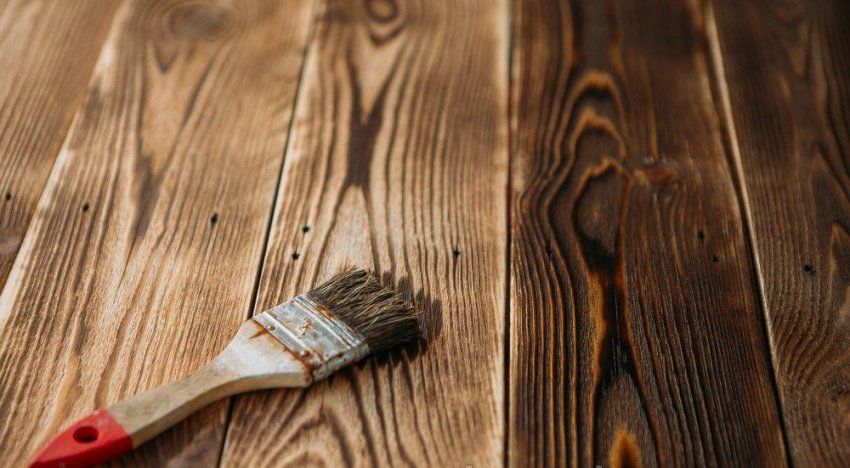 Raschiatura del legno fai da te: come invecchiare artificialmente un albero