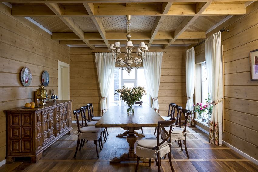 Soffitto in legno in casa: la scelta della placcatura di qualità e la disposizione della tecnologia