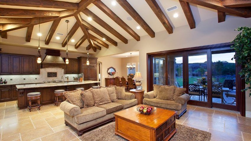 Soffitto in legno in casa: la scelta della placcatura di qualità e la disposizione della tecnologia