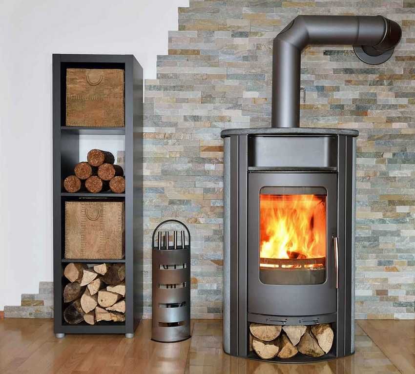 Caminetti a legna per la casa: un accento elegante in interni rustici