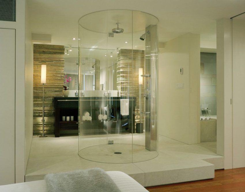 Parabrezza realizzato in vetro senza padella: una soluzione comoda per il bagno