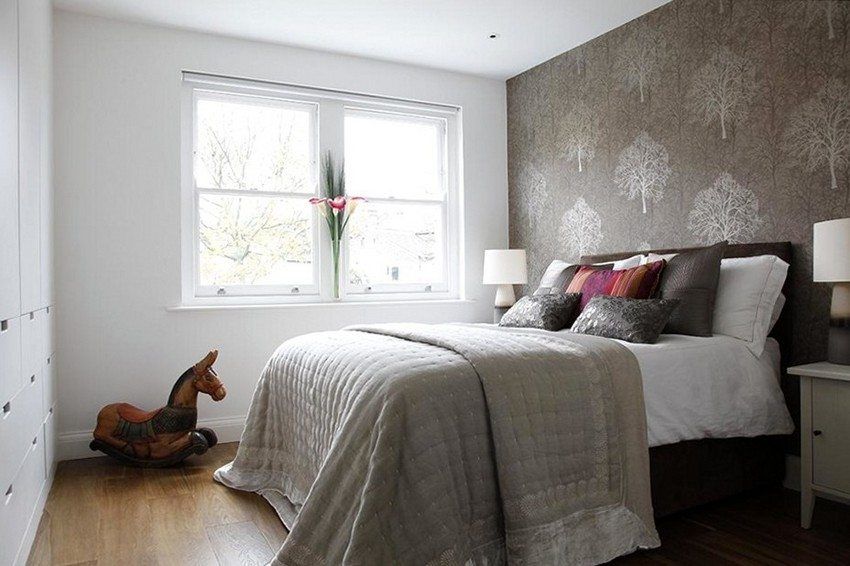 Foto in stile moderno: interno camera da letto con due tipi di carta da parati e le specifiche della sua creazione