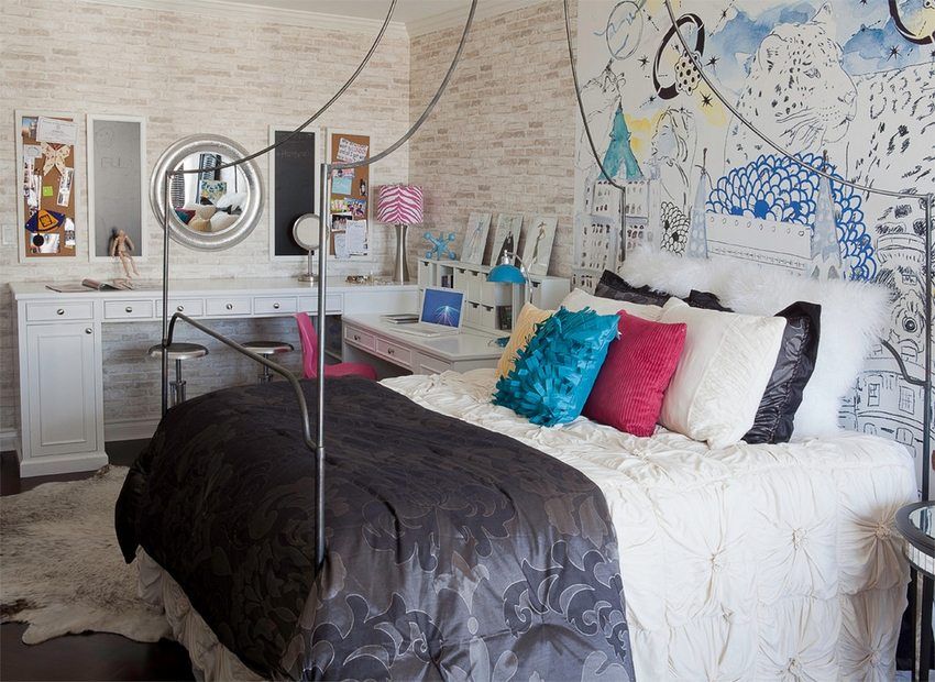 Foto in stile moderno: interno camera da letto con due tipi di carta da parati e le specifiche della sua creazione
