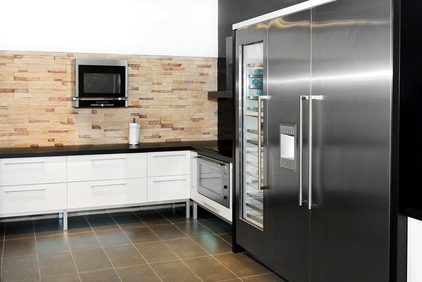 Frigorifero con una porta trasparente: un'unità elegante in una cucina moderna