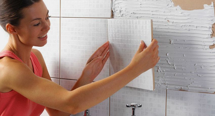 Come mettere una piastrella in bagno: tutte le fasi e sottigliezze che affrontano le superfici