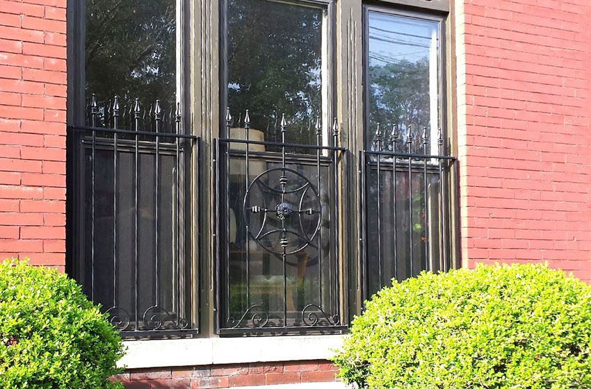 Barre di ferro battuto alle finestre: decorazione e protezione affidabile della casa