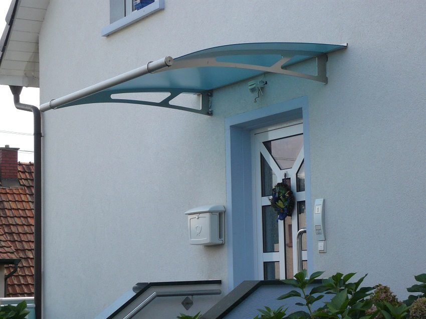 Visiera sopra il portico di policarbonato. Foto e caratteristiche del design