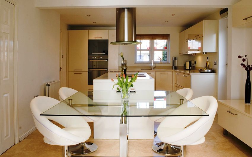 Tavolo da cucina in vetro: design elegante per qualsiasi interno