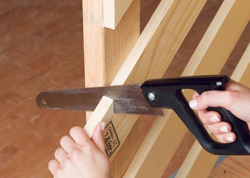 Scala al secondo piano fai da te da legno con un giro di 90 gradi: calcolo e installazione