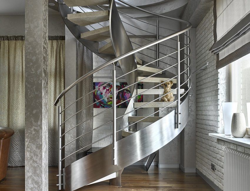 Scale al secondo piano su una struttura metallica: bellezza, eleganza, facilità di installazione