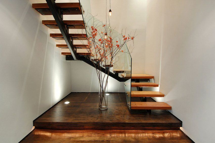Scale al secondo piano in una casa privata con le proprie mani. Design a scala