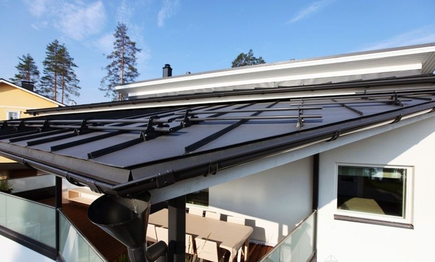 Grondaie in metallo per il tetto: prezzi, caratteristiche e caratteristiche di installazione