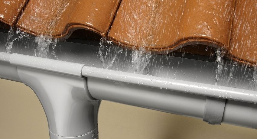 Grondaie in metallo per il tetto: prezzi, caratteristiche e caratteristiche di installazione