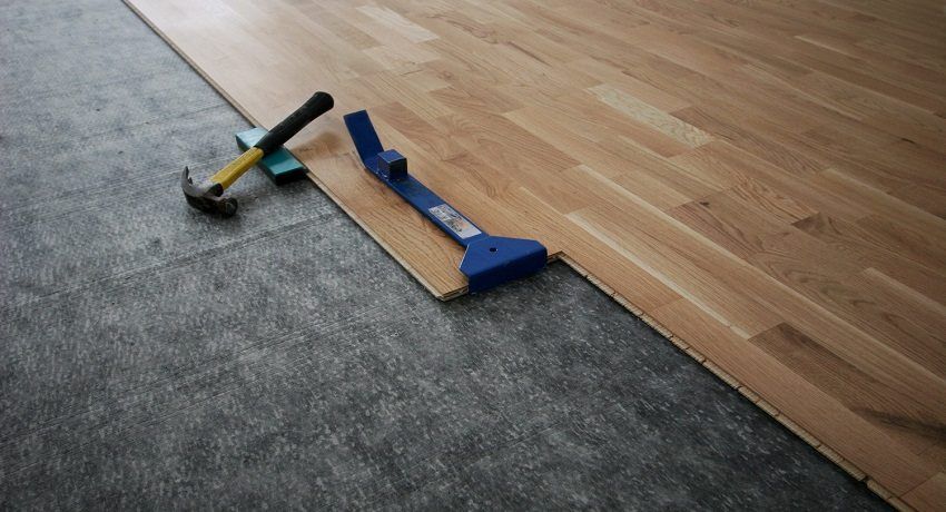 È possibile posare laminato su laminato: come aggiornare la vecchia pavimentazione