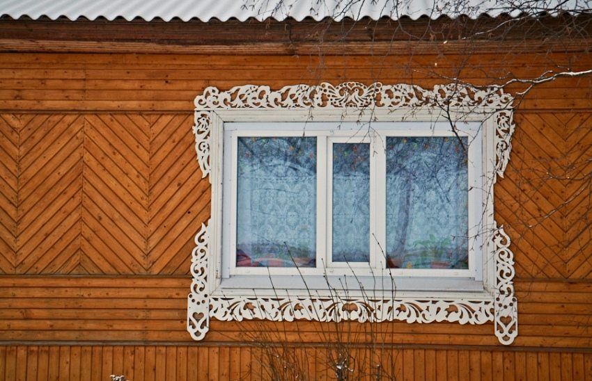 Fasce sulla finestra di una casa in legno: decorazione aggiuntiva della facciata