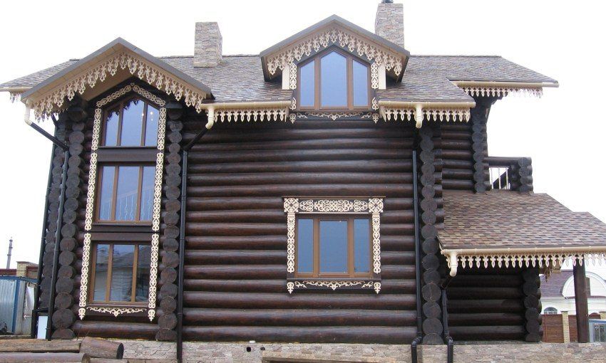 Fasce sulla finestra di una casa in legno: decorazione aggiuntiva della facciata
