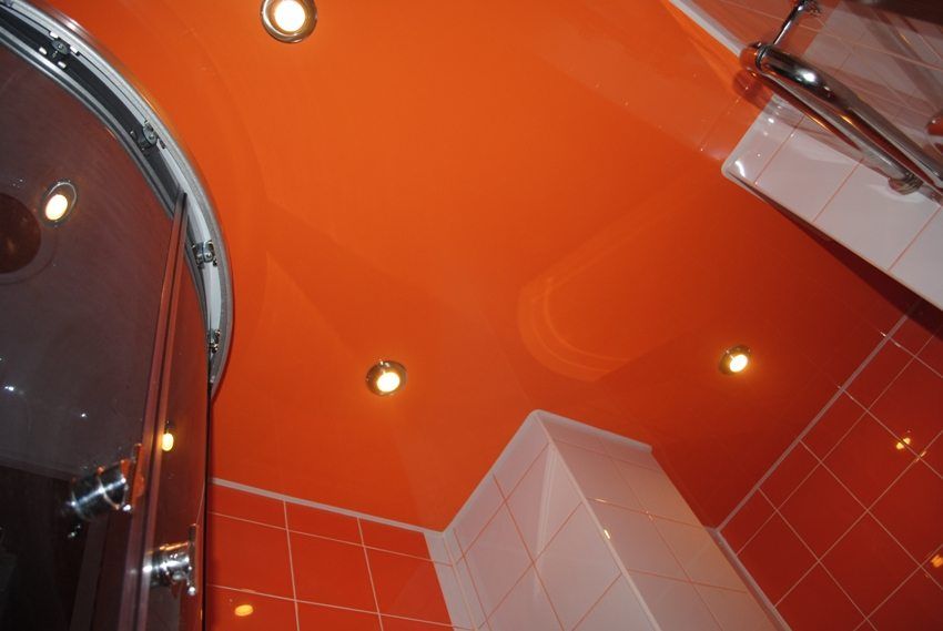 Soffitto teso in bagno, foto di soluzioni di design già pronte
