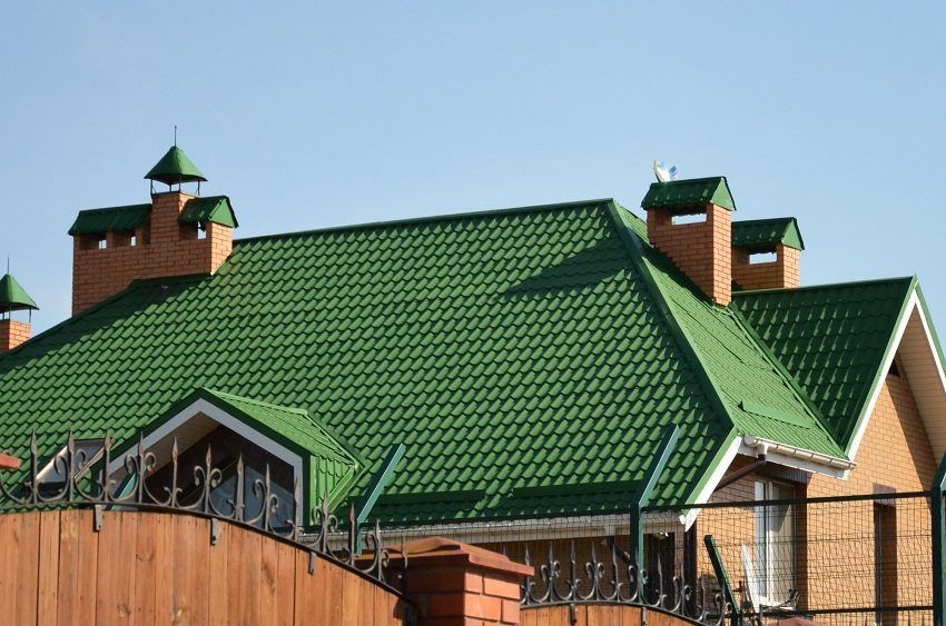 Ondulina o piastrella metallica: che è meglio scegliere per il tetto della casa
