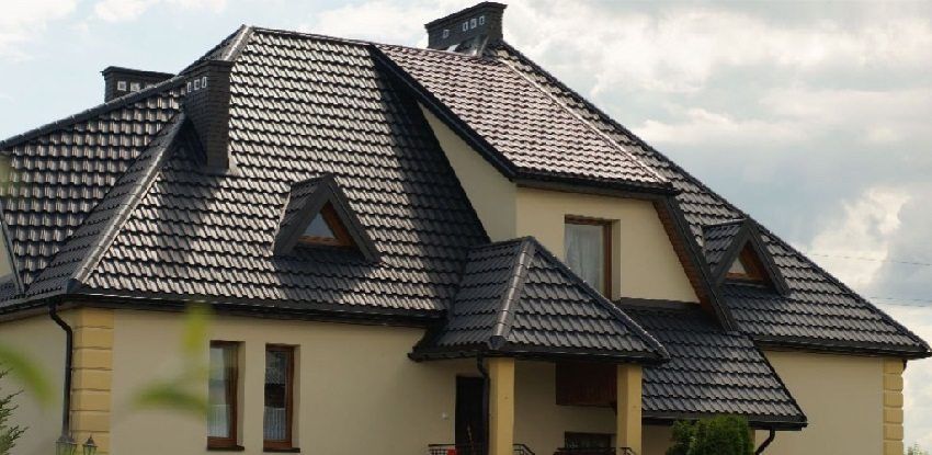 Ondulina o piastrella metallica: che è meglio scegliere per il tetto della casa