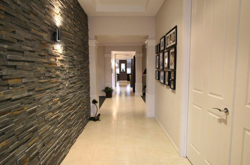Decorare il corridoio con pietra decorativa e carta da parati. Foto di opere finite