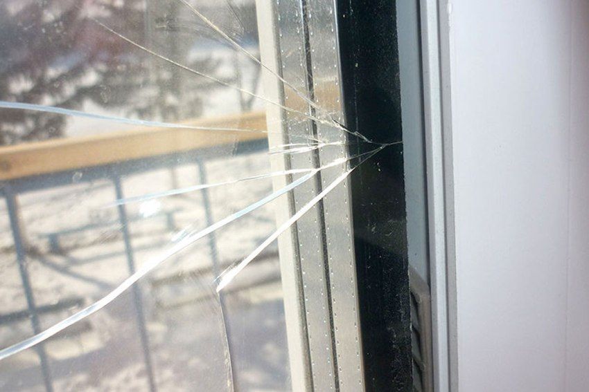 Perché le finestre di plastica nell'appartamento sudano dall'interno: cause e la loro eliminazione