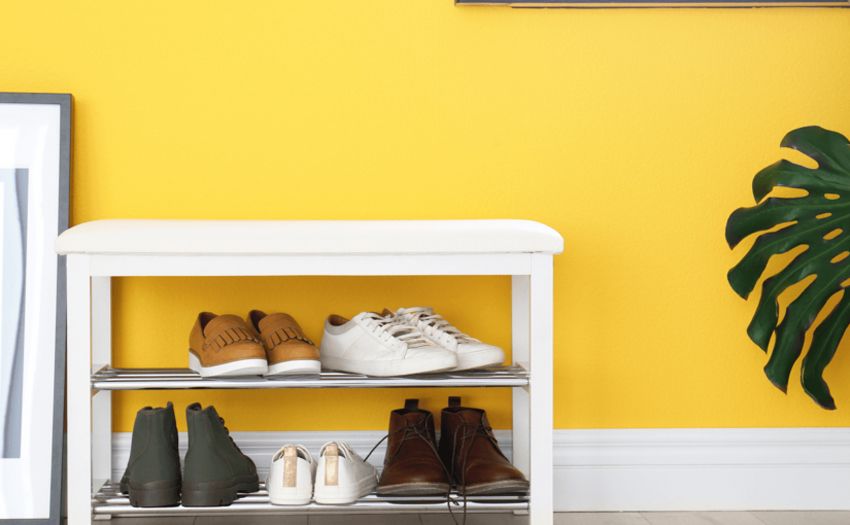 Ripiani per scarpe nel corridoio: un dettaglio importante degli interni per una vita comoda