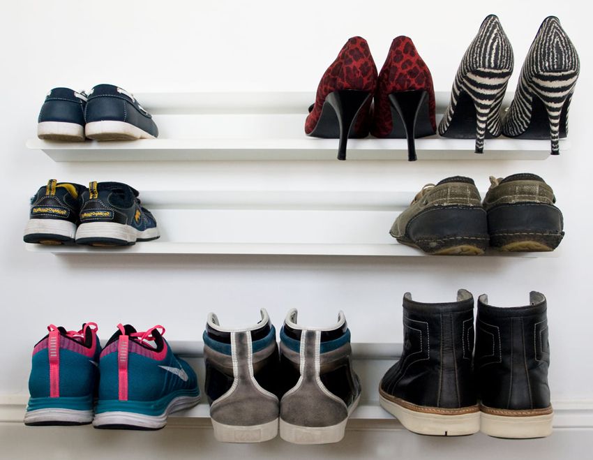 Ripiani per scarpe nel corridoio: un dettaglio importante degli interni per una vita comoda