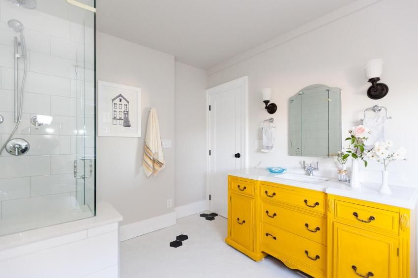 Lavello con un armadio in bagno: un elemento comodo e funzionale della stanza