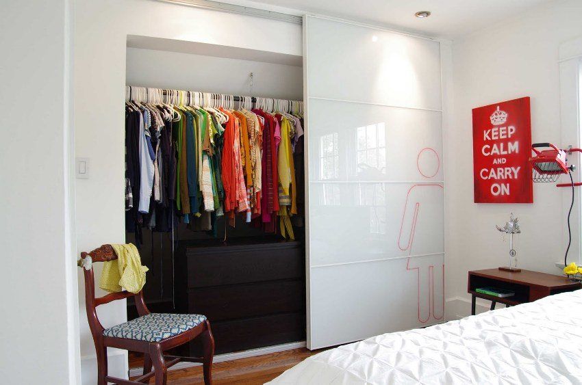 Porte scorrevoli per un camerino: una panoramica di design confortevoli ed eleganti