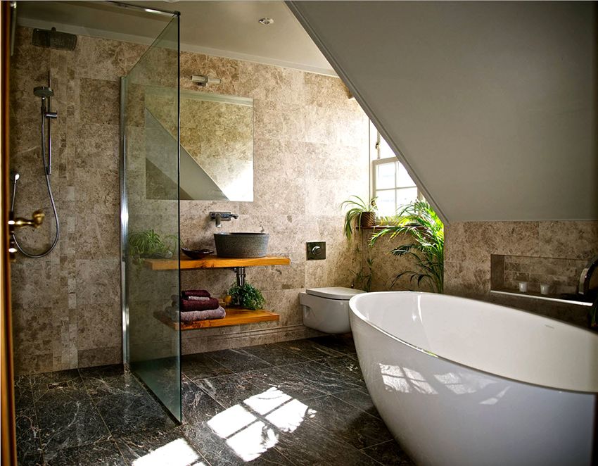 Porte in vetro per una doccia: un pegno di intimità, comfort e bellezza