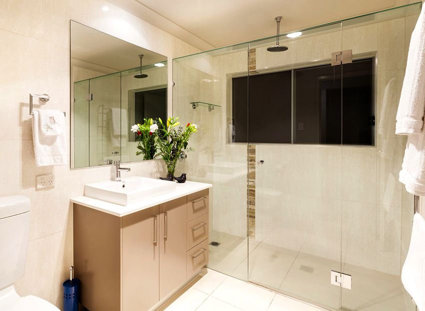 Porte in vetro per una doccia: un pegno di intimità, comfort e bellezza