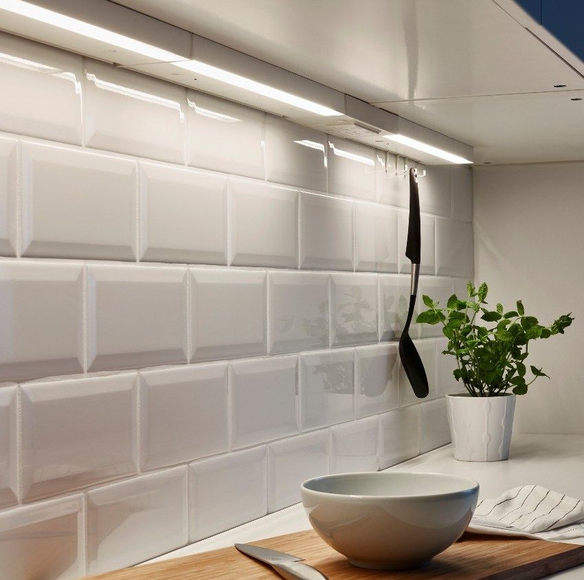 Illuminazione a LED per la cucina sotto gli armadi: caratteristiche di scelta e installazione