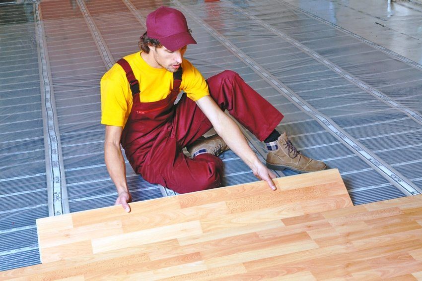 Pavimento caldo sotto il laminato sul pavimento in legno: tipi e caratteristiche