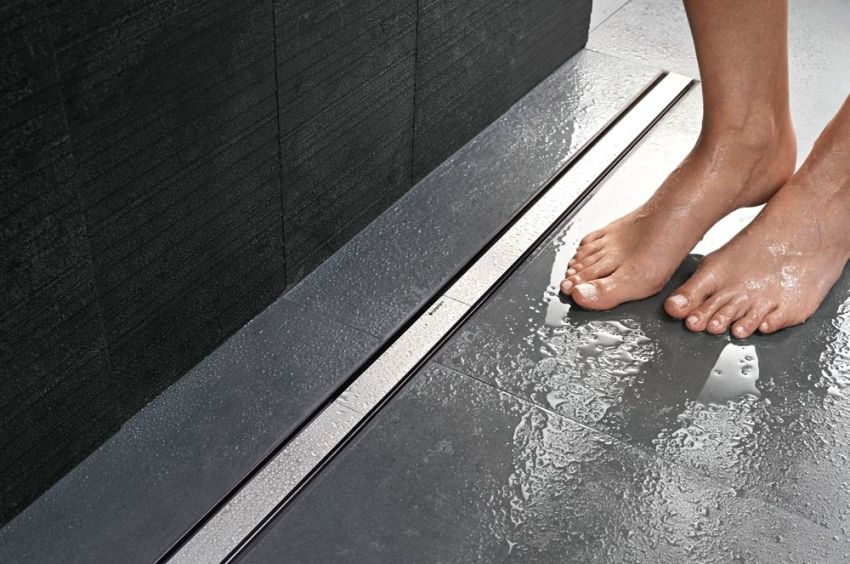 Mattonelle di scarico del pavimento: soluzione moderna del bagno